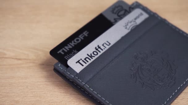Tinkoff kreditní karty ležící v držiteli vizitky. Moskva Rusko 5. května 2021 — Stock video