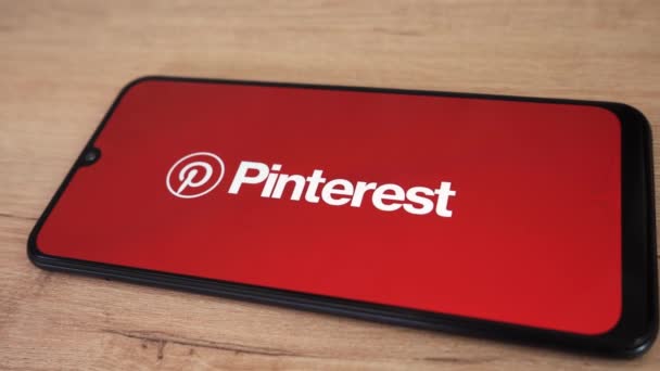 Pinterest logotyp visas på telefonen. Moskva Ryssland 12 maj 2021 — Stockvideo