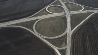 Kavşağı olan bir otoyolun hava incelemesi