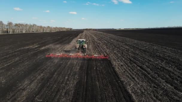 Trekker ploegt het land door het veld. luchtfoto 's — Stockvideo