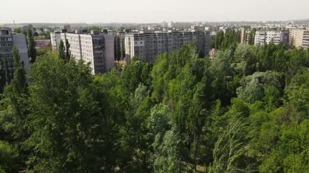 Immeubles de grande hauteur près des bois. prise de vue aérienne — Video