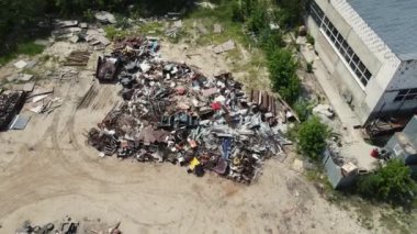 Birikmiş çöp ve enkaz yığınları. hava atışı