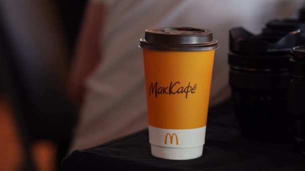 McDonalds 'dan sarı bir bardak kahve. Moskova Rusya 21 Mayıs 2021 — Stok video