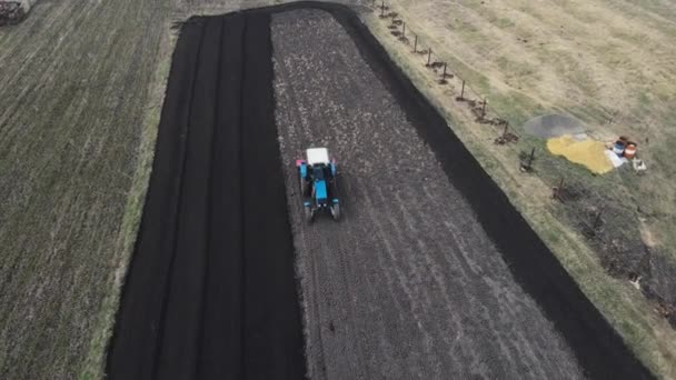 Mann auf Traktor pflügt seinen Garten zur Aussaat. Luftaufnahmen — Stockvideo