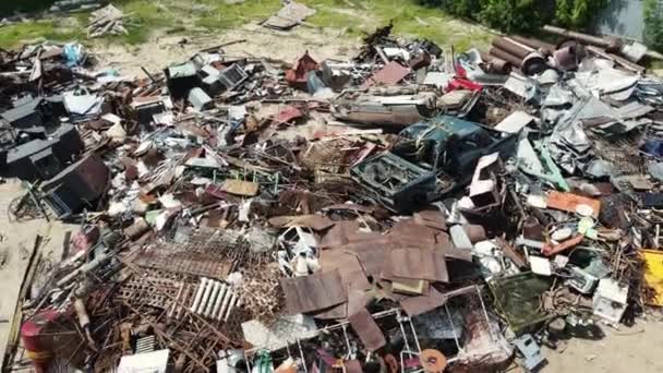 Une montagne de déchets et de métal. prise de vue aérienne — Video