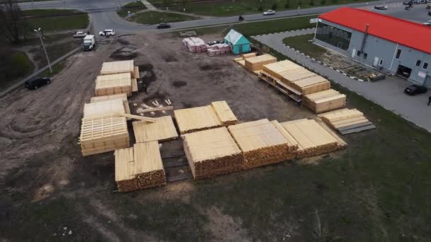 Αποθήκη έτοιμων σανίδων και ξυλείας. εναέρια λήψη — Αρχείο Βίντεο