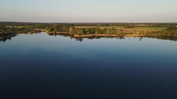 Drohnenflug am See bei Sonnenuntergang. — Stockvideo