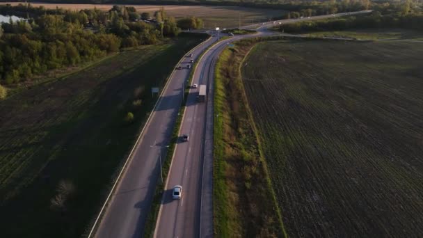 Mouvement des voitures sur l'autoroute au coucher du soleil en été. tir aérien par drone — Video