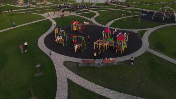 Luftaufnahmen von einer fliegenden Drohne über einem Spielplatz im Park — Stockvideo