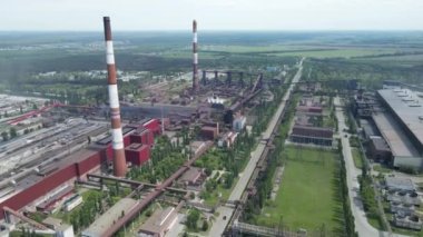 Hava aracı görüntüsü. Fabrika sanayi bölgesi, devasa bir metalurji fabrikası.