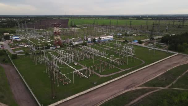Een elektrisch onderstation dat elektriciteit levert aan de hele stad — Stockvideo