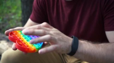 Oyuncakla oynayan adam bahçede basit bir gamzesi var.