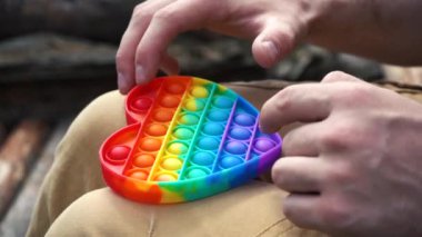 Oyuncakla oynayan adam bahçede basit bir gamzesi var.