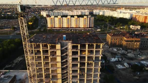 Disparo de drone de um arranha-céu em construção — Vídeo de Stock