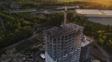 Gün batımında çok katlı bir bina inşa etmek. hava atışı