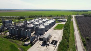 Demir kubbeli yeni bir asansör. hava atışı