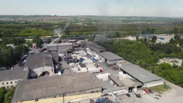 Una planta de trabajo emite humo negro. disparos aéreos con drones — Vídeo de stock