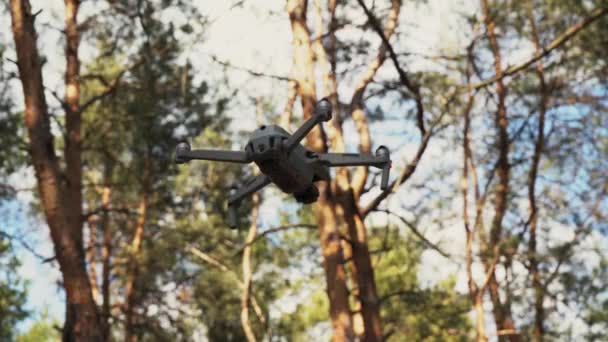 Πυροβολώντας ένα quadcopter που πετάει στον αέρα — Αρχείο Βίντεο