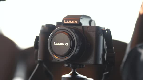 Lumix camera op een statief te zien. Moskou Rusland 25 mei 2021. — Stockvideo