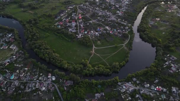 Opname vanuit de lucht van de rivierbedding vanaf een hoogte — Stockvideo