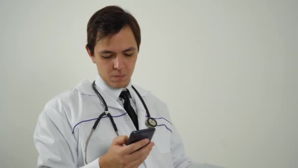 Médecin masculin utilisant le téléphone — Video