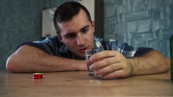 Részeg ember iszik még egy pohár vodkát. — Stock videók