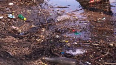 Kirlenmiş nehir suyundaki plastik şişeler. Hava görüntüsü, İHA görünümü