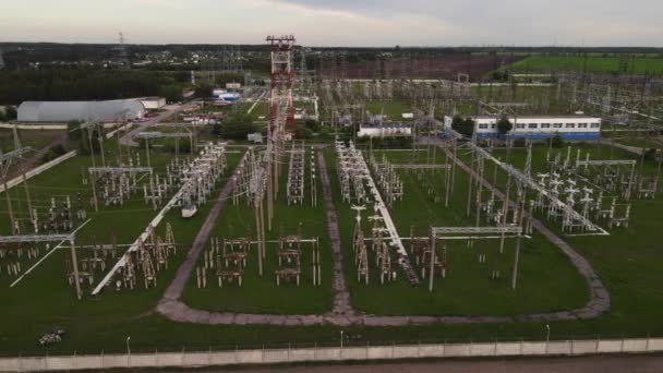 Déplacement du drone le long de la sous-station électrique à l'extérieur de la ville. aérien — Video