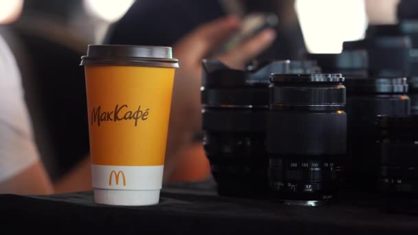 Geel glas koffie van McDonalds. Moskou Rusland 21 mei 2021 — Stockvideo