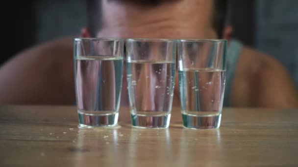 Τρία ποτήρια βότκα στο τραπέζι — Αρχείο Βίντεο
