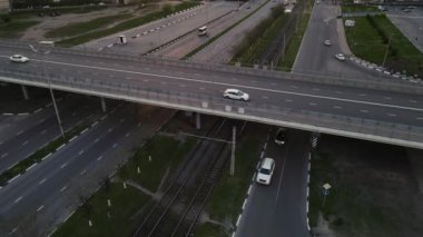 Şehir merkezinde tramvay rayları olan bir kavşak.
