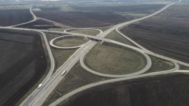 Luchtfoto van een snelweg met een knooppunt — Stockvideo