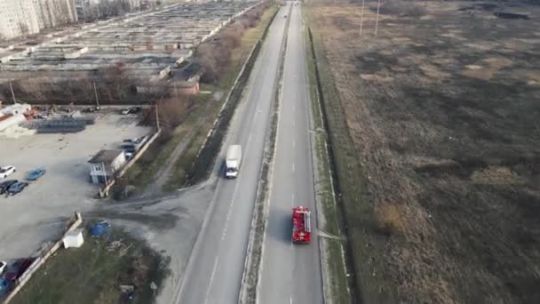 Movimiento de un camión de bomberos en la carretera. disparos aéreos con drones — Vídeos de Stock