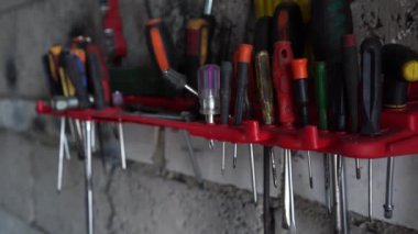 Garajda çok sayıda tornavida var.