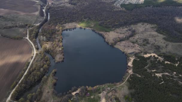 Záběry z výšky na velké jezero — Stock video