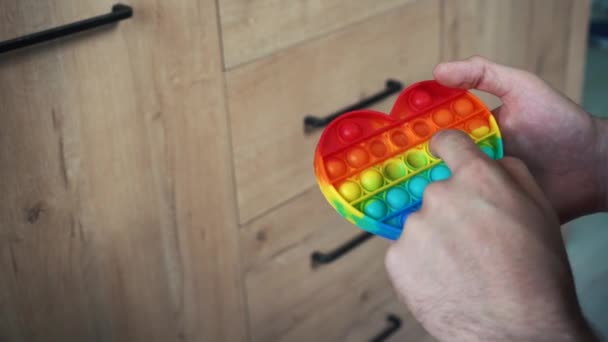 Anak-anak menepuknya mainan lesung pipit sederhana yang populer di tahun 2021 — Stok Video