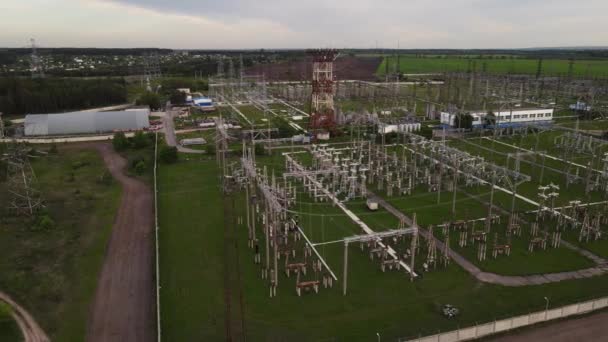 Ruch drona wzdłuż podstacji elektroenergetycznej. zdjęcia lotnicze — Wideo stockowe