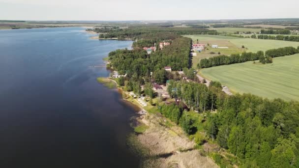 Movimiento del dron a lo largo de las casas construidas en la orilla del río — Vídeo de stock
