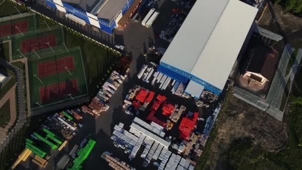 Movimento drone lungo magazzini con materiali da costruzione. tiro aereo — Video Stock