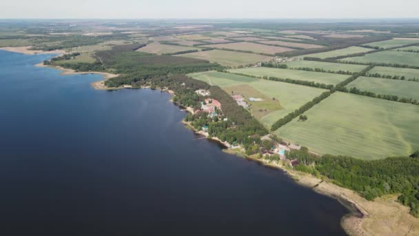 Drone schieten van de oever van de rivier. luchtfoto 's — Stockvideo