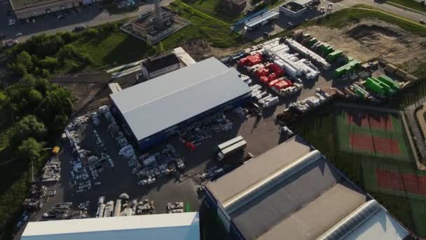 Mouvement de drone le long des entrepôts avec des matériaux de construction. prise de vue aérienne — Video