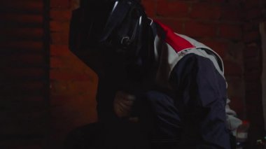 Adam metalin üzerine kaynak yapıyor.