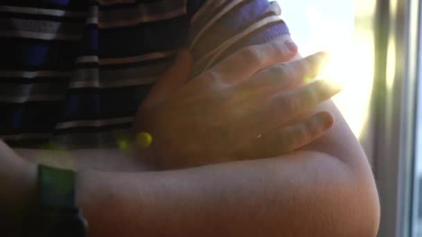 Nerveuze man rukken zijn vingers terwijl zitten aan de tafel — Stockvideo