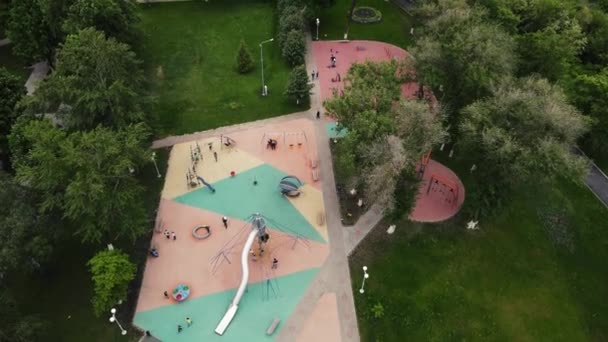 En park med en lekeplass om sommeren. skyting fra luftfartøy – stockvideo