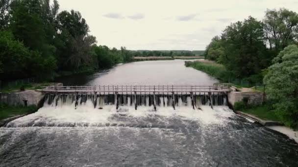 De petits rapides le long du lit de la rivière. prise de vue aérienne — Video