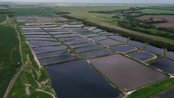 Beweging van de drone langs vele kunstmatige reservoirs. — Stockvideo