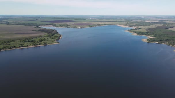 Mouvement des drones le long du réservoir. prise de vue aérienne — Video