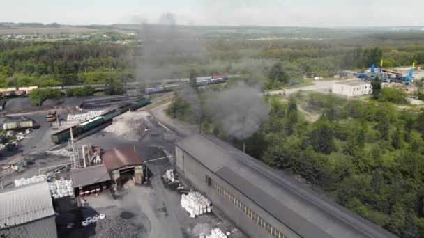 Pohled na fungující továrnu z dronu s černým domem s výhledem — Stock video