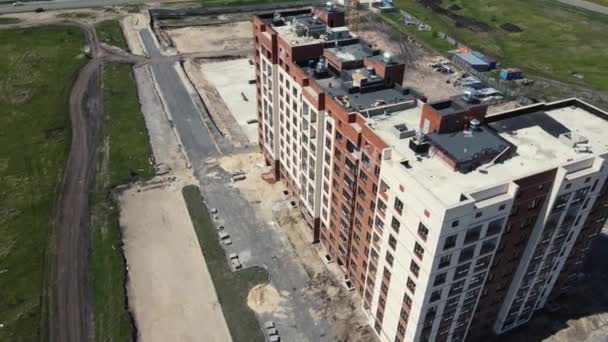 Budowa nowego wielopiętrowego budynku w nowym obszarze. strzelanie dronami — Wideo stockowe