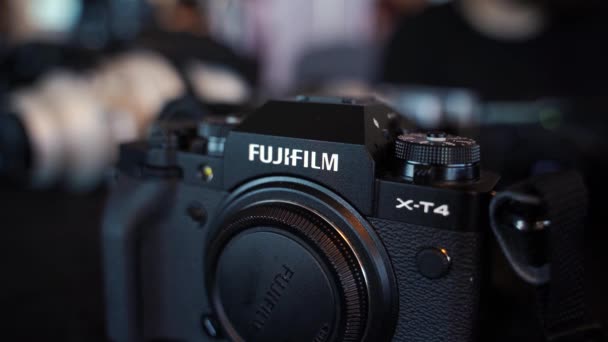 Camera fujifilm xt-4 op de tentoonstelling. Moskou Rusland 25 mei 2021 — Stockvideo